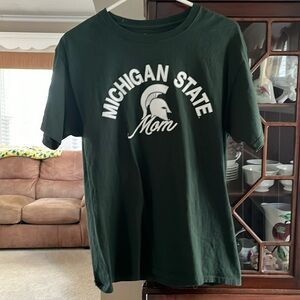 Women’s medium Michigan State Mom t-shirt - NWOT